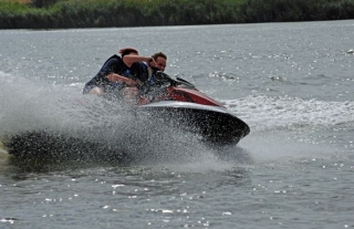  Esquí de agua a altas velocidades 